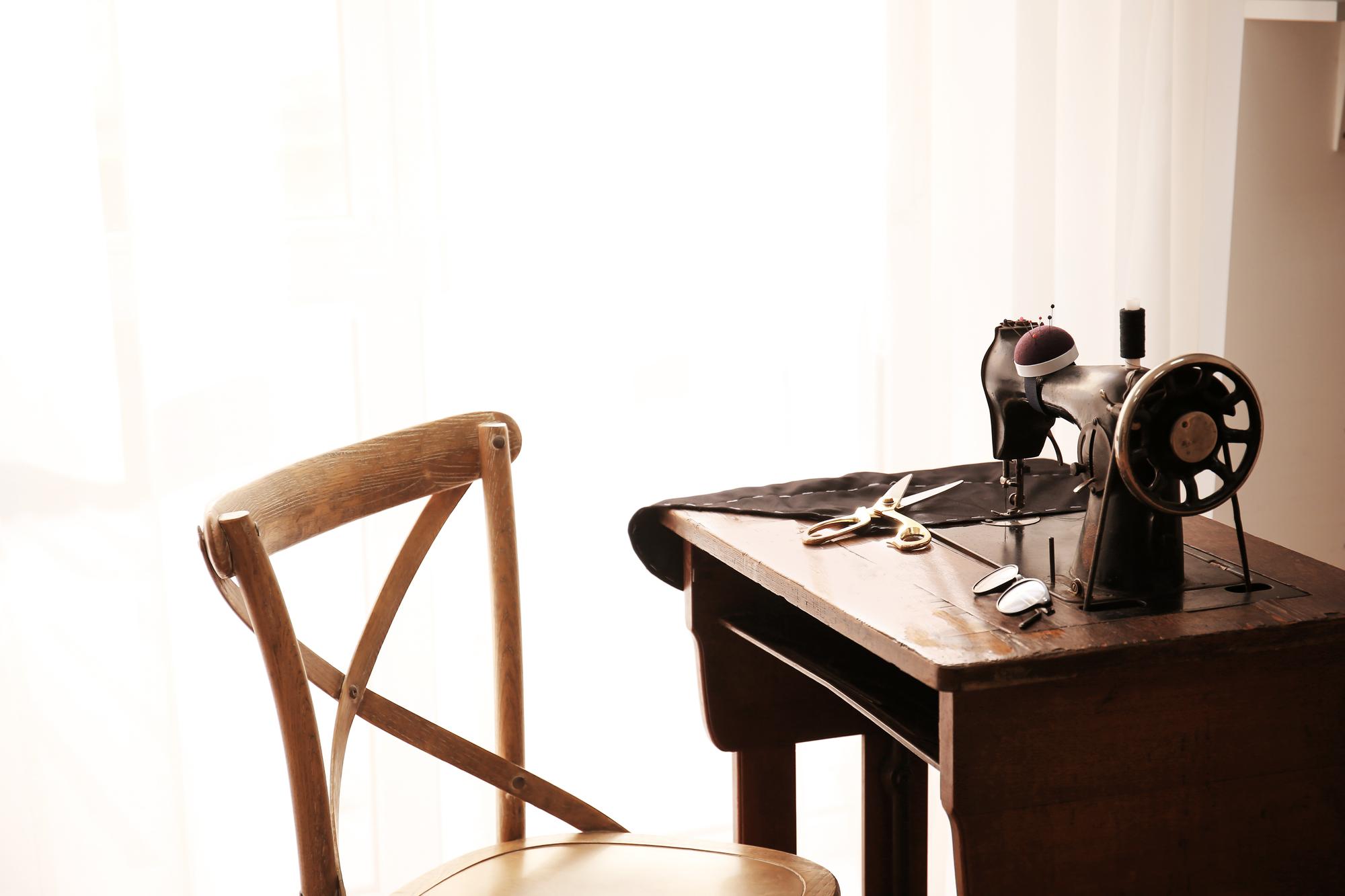 Interno atelier con sedute e luci calde