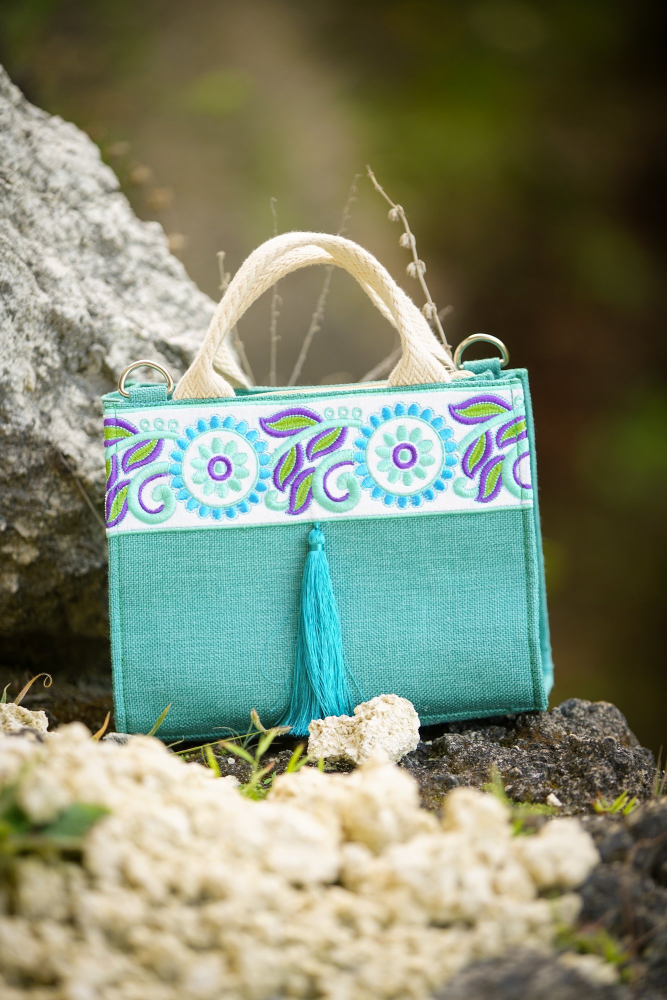 Borsa tessuta con ricamo decorativo